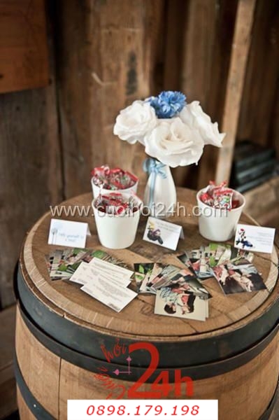 Dịch vụ cưới hỏi 24h trọn vẹn ngày vui chuyên trang trí nhà đám cưới hỏi và nhà hàng tiệc cưới | Bàn trang trí bằng thùng gỗ